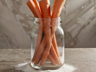 Как крахмал может улучшить урожай моркови: пошаговое руководство по его использованию при посадке семян