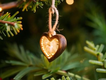 Поцелуй под омелой: от древних традиций до современных интерпретаций